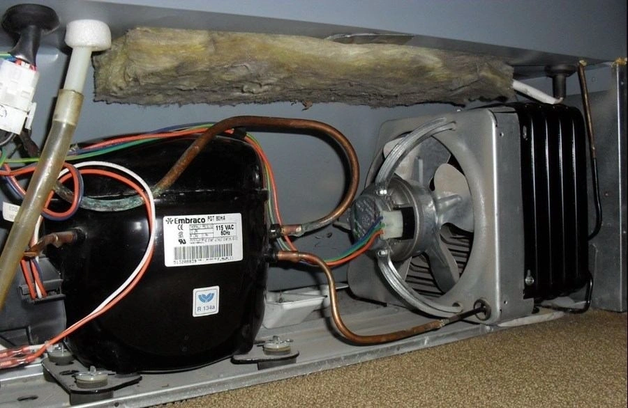 Máy nén là bộ phận quan trọng, nếu bị hỏng thì tủ lạnh sẽ không chạy