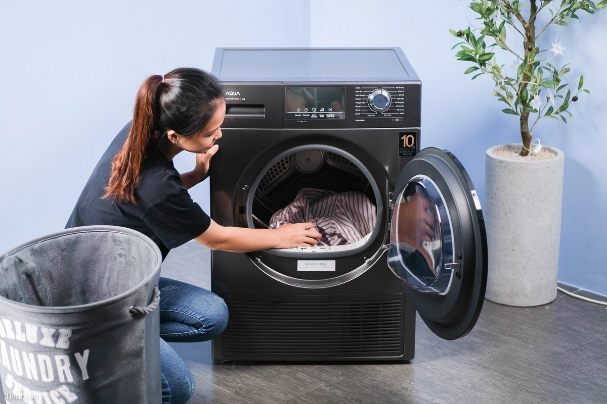 Máy sấy quần áo là món đồ gia dụng cần thiết mùa mưa bão