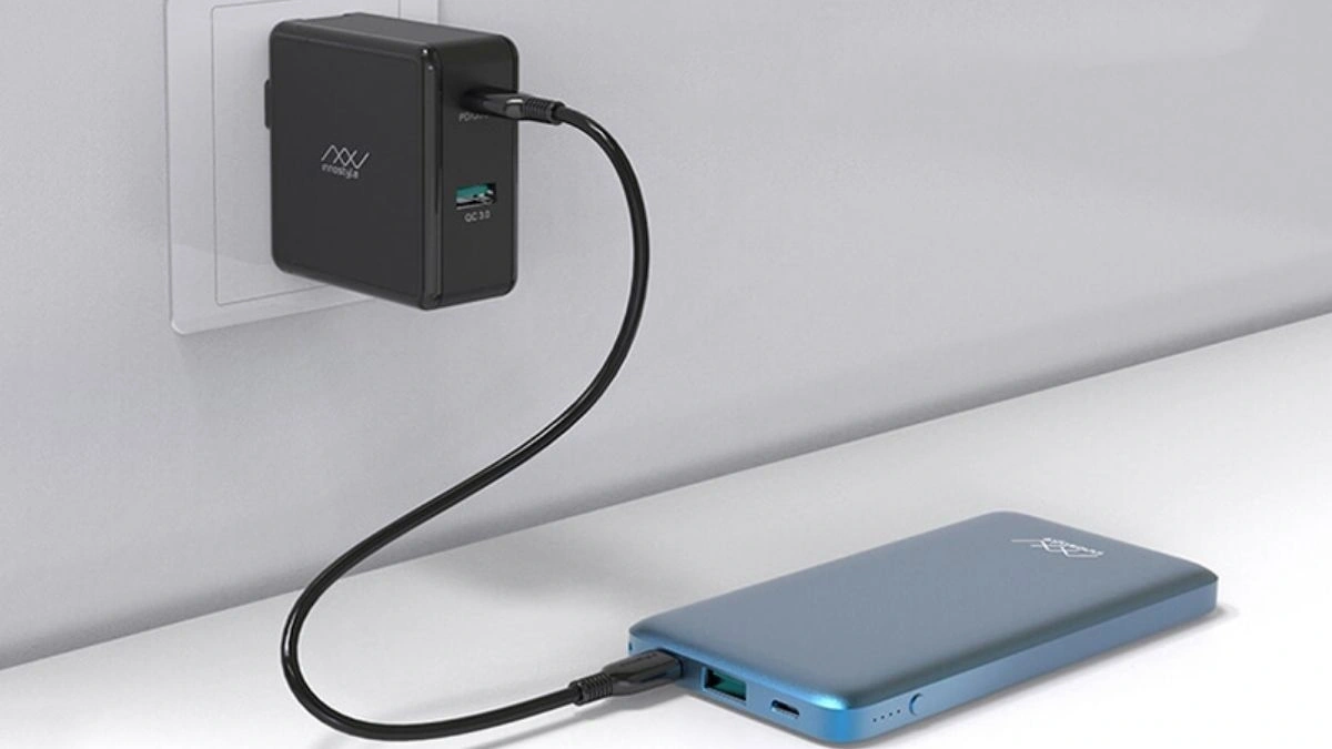 Sạc dự phòng là vật dụng cần thiết phòng những trường hợp mất điện không báo trước