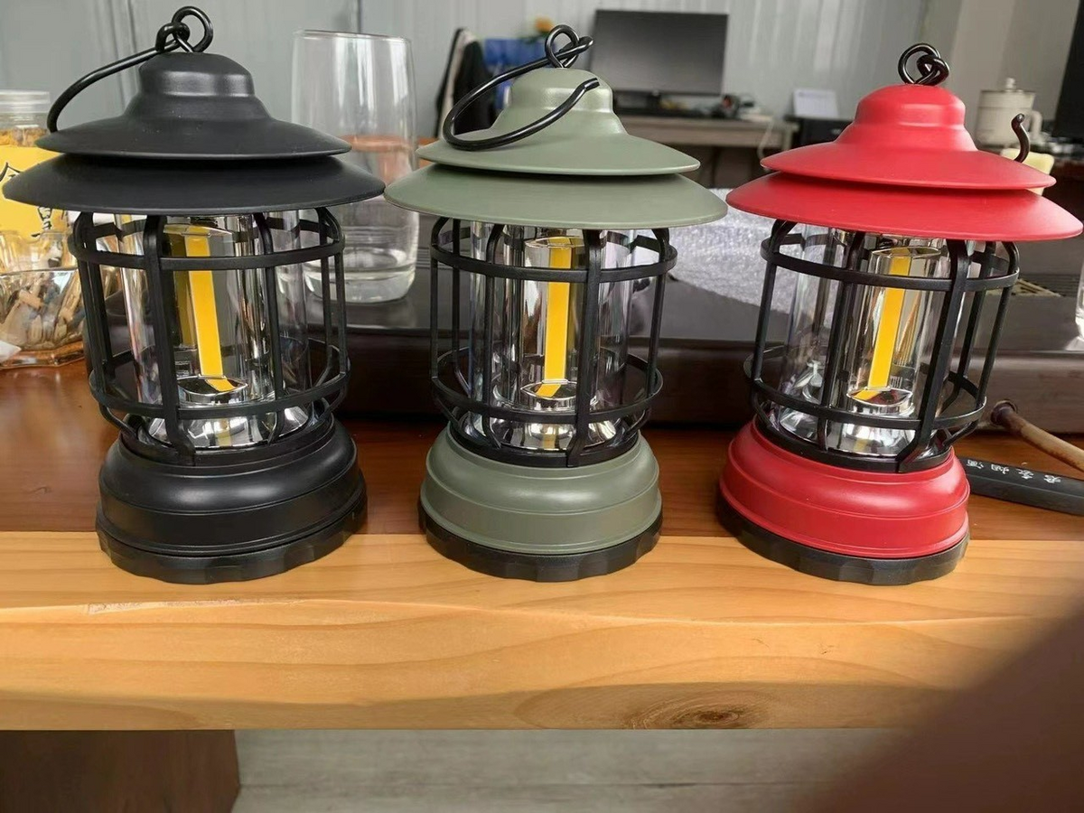 Trong mùa mưa bão, bạn nên chuẩn bị sẵn một chiếc đèn tích điện trong nhà