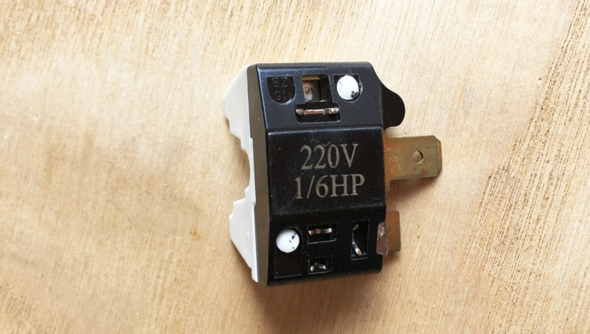 Tụ điện hoặc rơ le quá tải (tecmic) tủ lạnh
