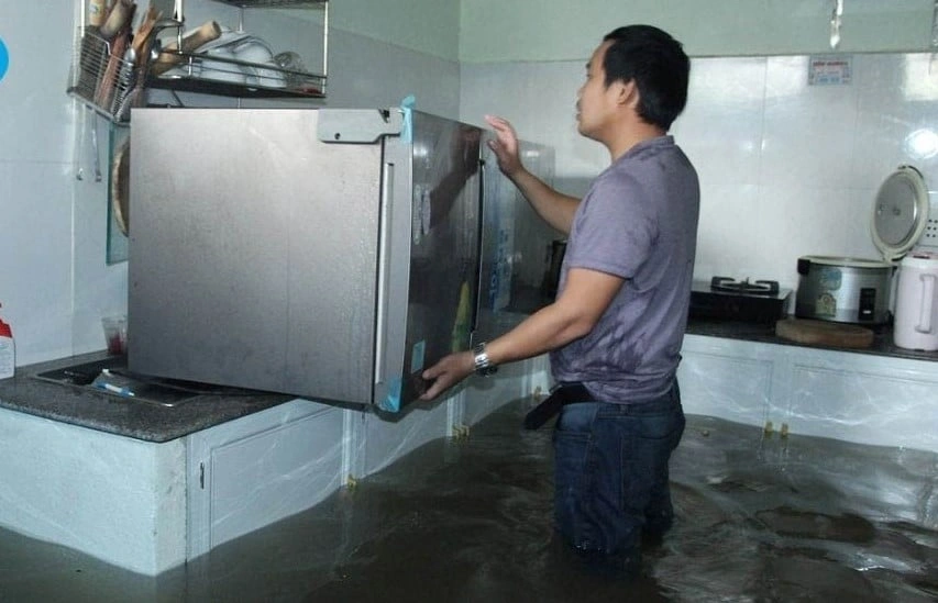 Vào mùa mưa bão, để tránh tủ lạnh bị ngập nước, bạn nên kê tủ lên cao