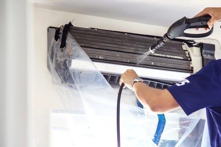 Vệ sinh điều hòa định kỳ là một cách giúp tối ưu khả năng tiết kiệm điện của điều hòa COEX
