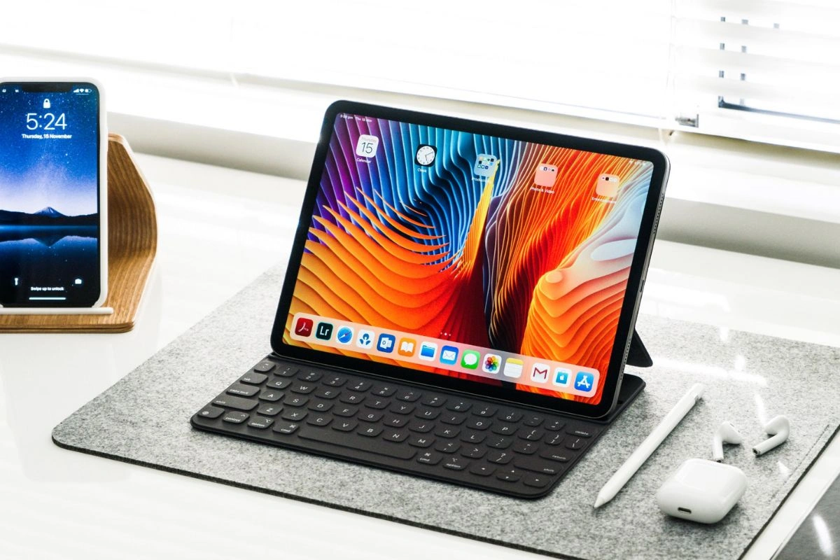 iPad là một thiết bị công nghệ nhỏ gọn có tính di động cao, phù hợp cho người dùng thường xuyên phải đi công tác
