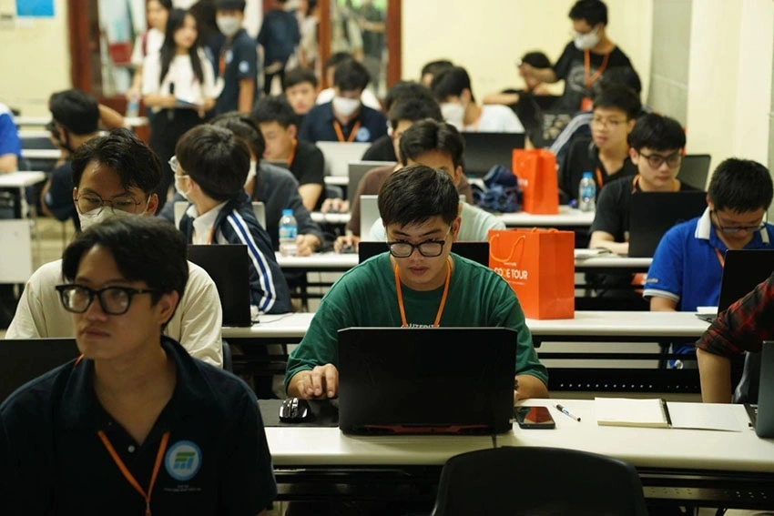 Kinh nghiệm chọn laptop cho sinh viên năm nhất là cần chọn máy có dung lượng pin cao, thiết kế mỏng nhẹ