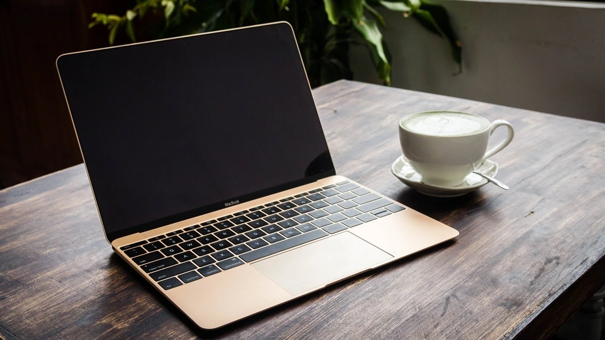 MacBook là dòng laptop được nhiều người trẻ yêu thích vì sự mỏng, nhẹ và thời trang