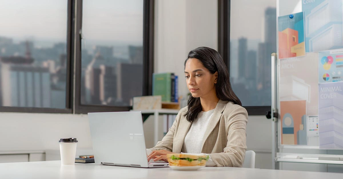 Theo kinh nghiệm mua laptop cho giáo viên thì nên chọn những dòng có trọng lượng nhẹ để tiện mang theo