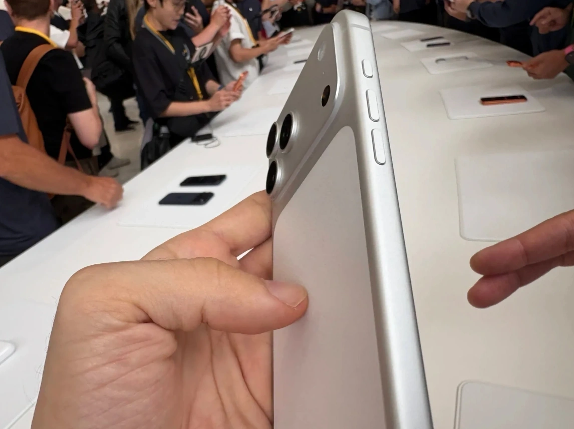 iPhone 17 Pro Max thiết kế hai tông màu, khung nhôm thay vì titan