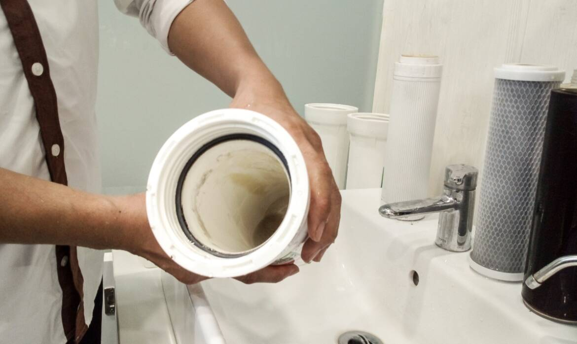 Có nên tự vệ sinh bình nước nóng tại nhà?