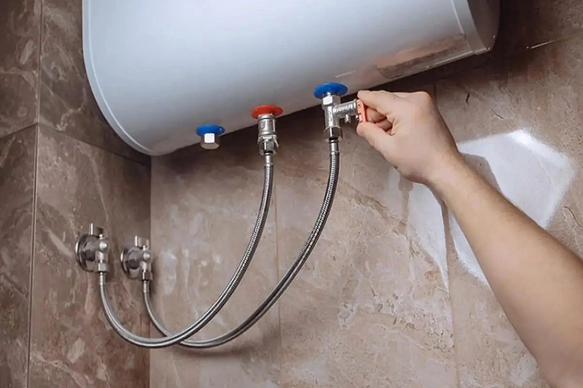 Đường ống dẫn nước bình nóng lạnh bị rò rỉ
