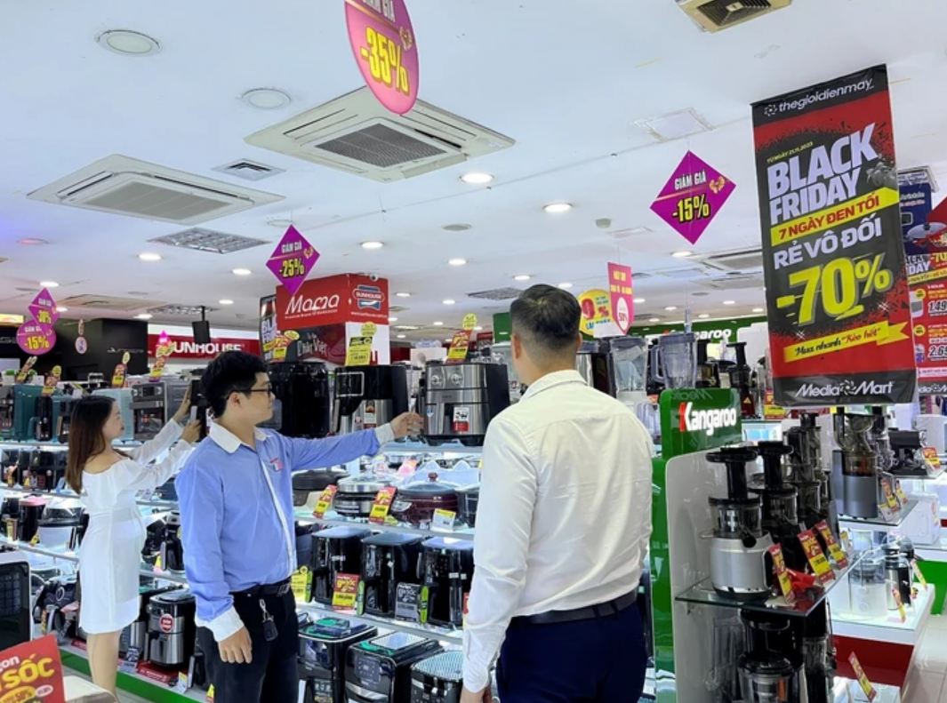 Mua sắm trực tiếp tại cửa hàng trong dịp Black Friday