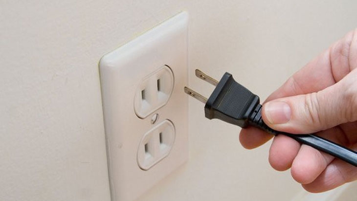 Trước khi vệ sinh máy sưởi dầu cần ngắt điện của máy