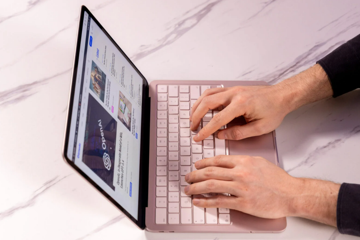 Bàn phím không có đèn led nên sẽ hơi khó khăn khi làm việc trong môi trường thiếu sáng