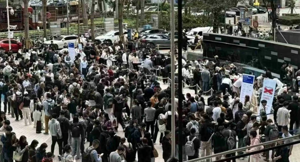 Gần 1.000 người xếp hàng bên ngoài trụ sở Tencent Holdings tại Thâm Quyến để cài đặt OpenClaw trên máy tính của họ - Ảnh: Handout