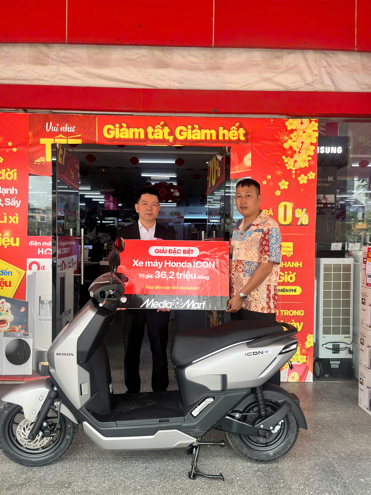 MediaMart trao thưởng xe máy điện Honda Icon e cho khách hàng may mắn