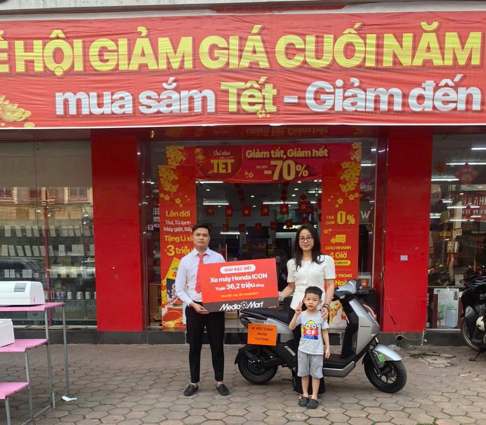 MediaMart trao thưởng xe máy điện Honda Icon e cho khách hàng may mắn
