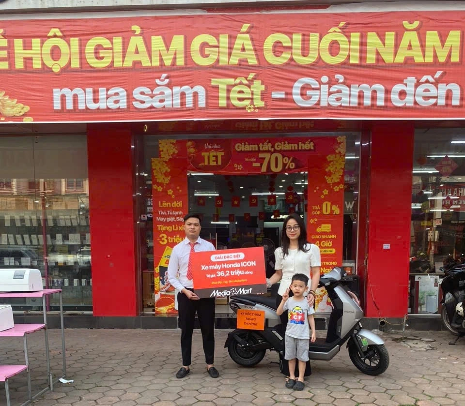 MediaMart trao thưởng xe máy điện Honda Icon e cho khách hàng may mắn