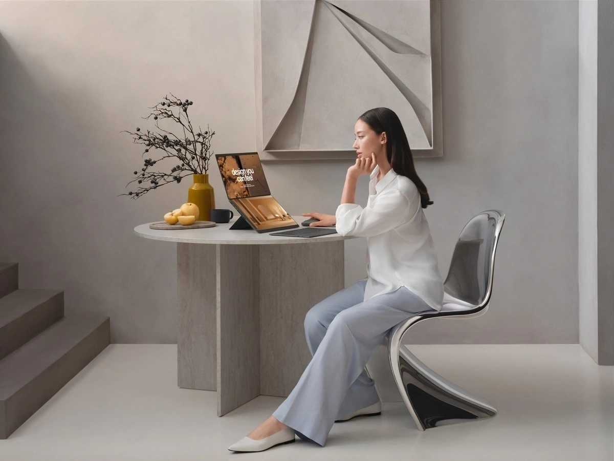 Zenbook DUO UX8407AA sở hữu màn hình OLED đôi