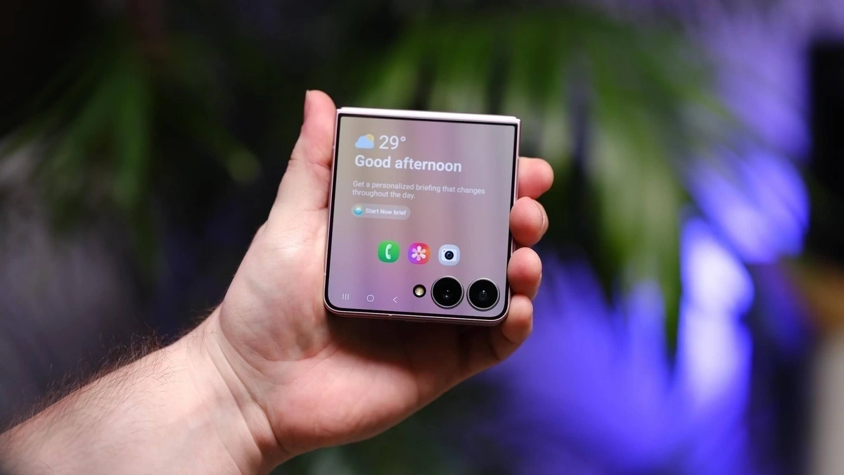 Tính năng Now Brief thông minh trên màn hình ngoài FlexWindow Galaxy Z Flip8
