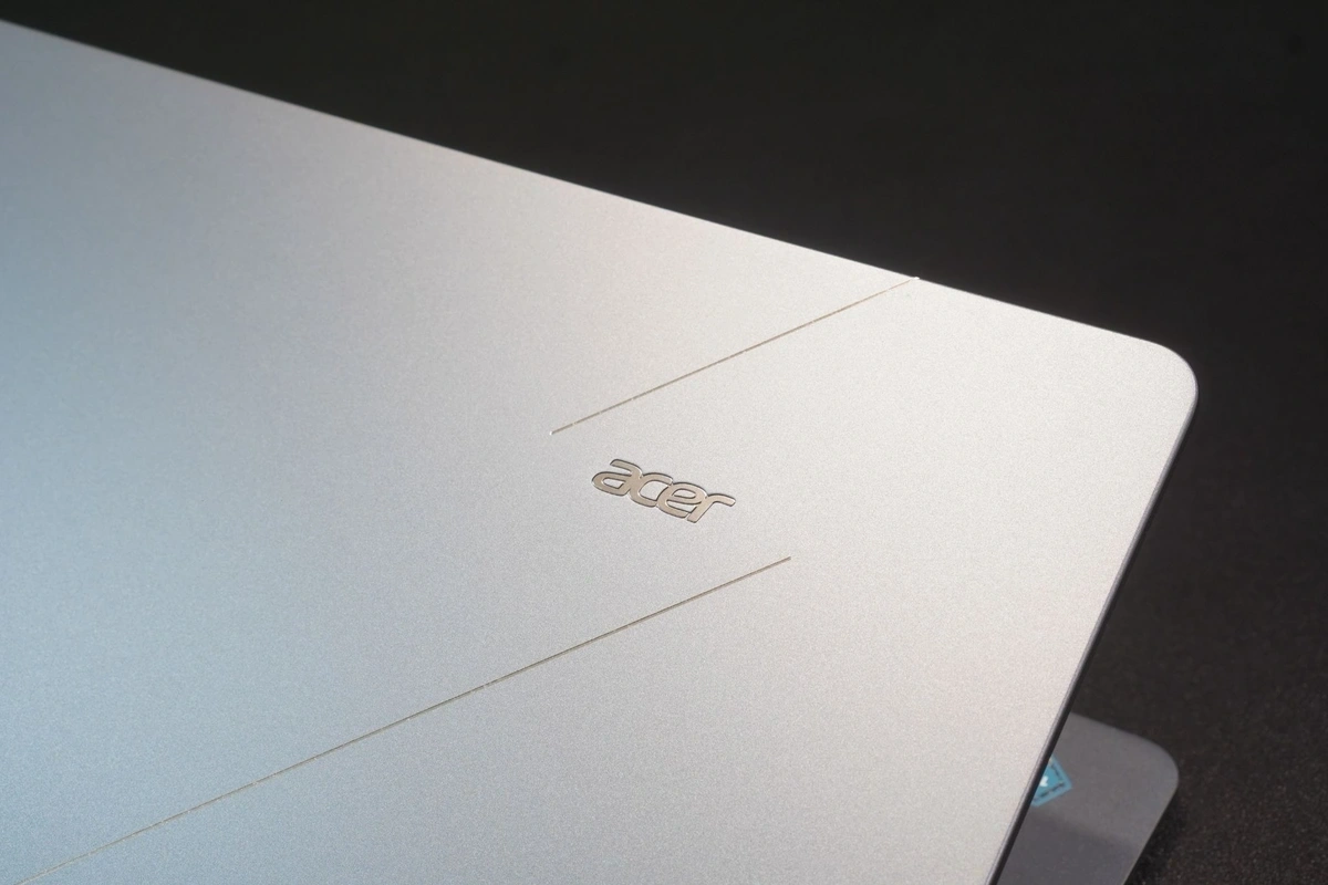 Laptop Acer Swift Air 14 (SFA-I31) được trang bị đầy đủ cổng chuyển đổi