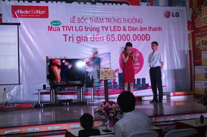 Chúc mừng khách hàng trúng thưởng lớn khi mua TV LG tại Media Mart