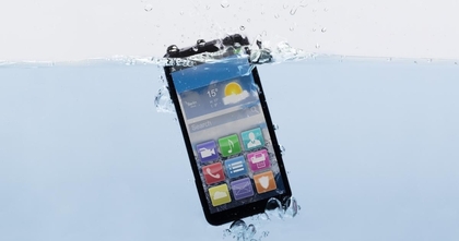 Hướng dẫn cách xử lý điện thoại rơi xuống nước hiệu quả tại nhà
