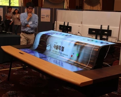 LG phát triển thành công màn hình OLED dẻo, trong suốt 77 inch