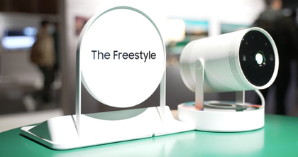 Máy chiếu mini Samsung Freestyle: “Smart TV bỏ túi” 100 inch, hình ảnh sắc nét, tích hợp loa và điều khiển bằng giọng nói.