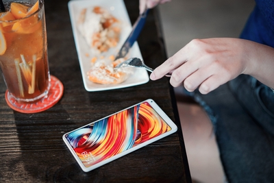 Ngắm nhìn Xiaomi Mi Mix 2 Special Edition - smartphone vỏ gốm độc đáo