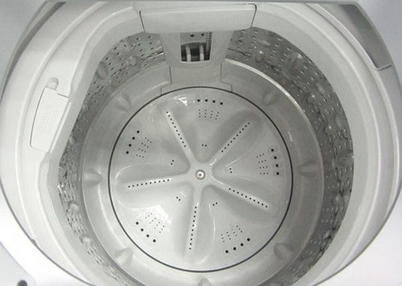 Sau khoảng 3-6 tháng không vệ sinh máy giặt là bên trong lồng giặt sẽ chứa rất nhiều cặn bẩn và vi khuẩn, nấm mốc.