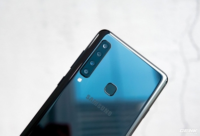 Thách thức smartphone Trung Quốc, Samsung ra mắt Galaxy A9 với 4 camera giá 12.49 triệu, tặng tai nghe Gear IconX (2018) giá 5 triệu