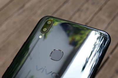Vivo V9 - smartphone tầm trung màn hình tai thỏ tràn viền